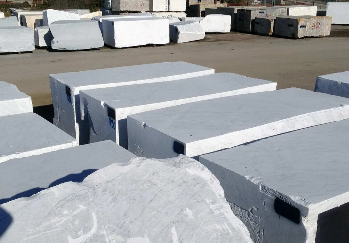 Blocchi di marmo nel deposito di Marmi di Carrara · foto 3