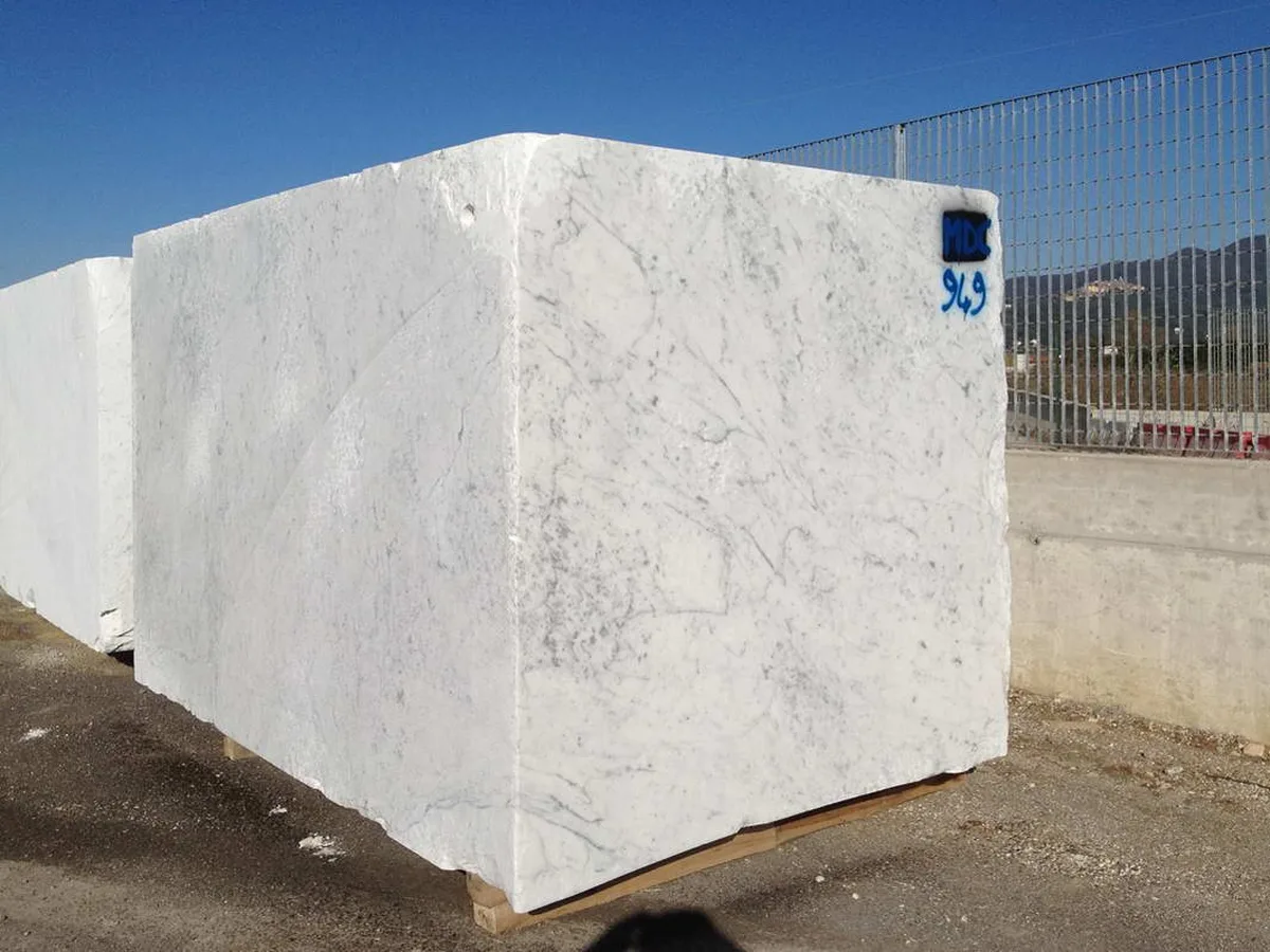 Blocchi di marmo nel deposito di Marmi di Carrara · foto 4
