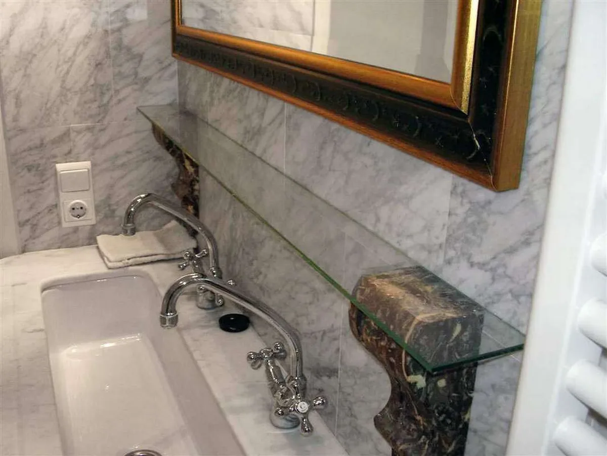 Bagno in marmo e pietra naturale · Marmi di Carrara · lavoro 35
