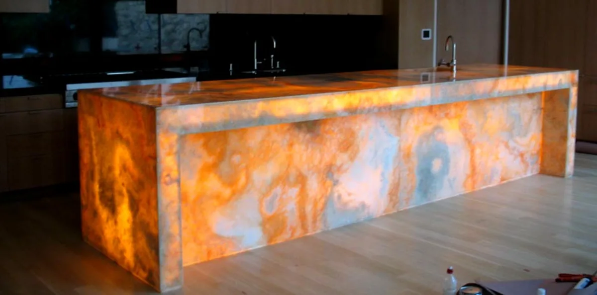 Retroilluminato in marmo e pietra naturale · Marmi di Carrara · lavoro 2